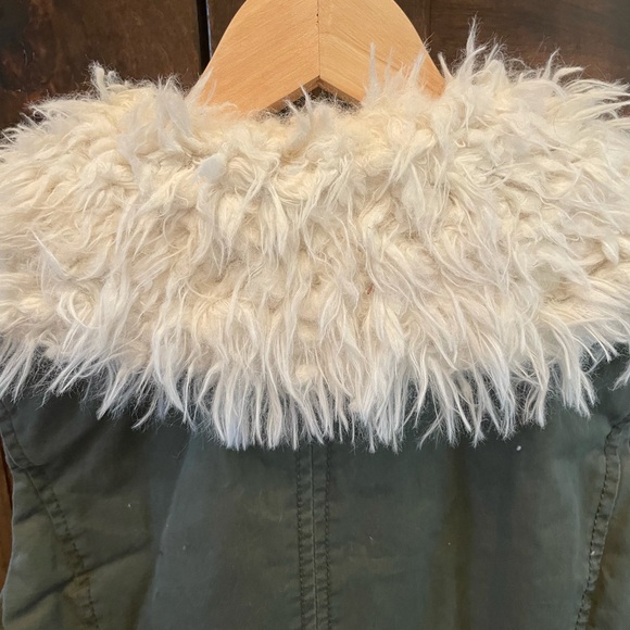 Fur and canvas vest. - Picture 2 of 4